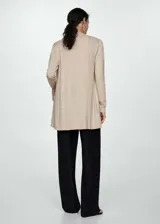 Cardigan negro de tejido de punto fino con cuello pico y manga larga.
