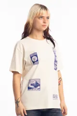 Remera unisex color crema de algodón con cuello redondo y manga corta. Presenta tres estampados rectangulares en azul con motivos japoneses y la leyenda "Seventy Water From Japan With Love".