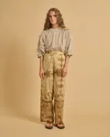 Pantalón de cintura normal con cinturilla elástica en la parte trasera y corte holgado.