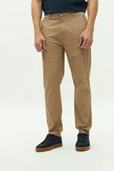 Pantalón chino clásico color beige, de corte recto, con bolsillos laterales y traseros.