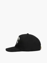 Gorra de béisbol negra de cinco paneles, con logo "NYC" bordado en blanco en el frente, junto con la leyenda "All American Classic Goods - Tommy Hilfiger" y la bandera de la marca.