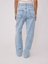 Pantalón de jean recto color negro gastado, confeccionado en 98% algodón y 2% elastano.