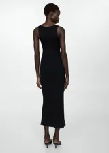 Vestido midi negro de punto fino, con cuello en pico, tirantes anchos y diseño entallado.