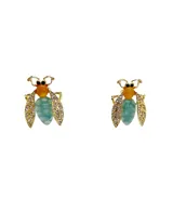 Par de aros pequeños con forma de insecto, hechos en base metálica dorada con resinas de colores, detalles de strass en las alas y ajuste con perforación.