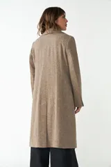 Tapado marrón de lana con cuello con solapa, manga larga, forrado, con bolsillos y cierre frontal con botones.