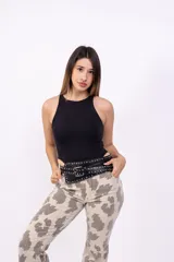 Body negro de lycra con corte asimétrico y bretel fino.