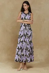 Vestido largo de jersey flame color lila con estampado abstracto en negro, amarillo y blanco.