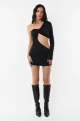 Vestido corto negro de microfibra asimétrico, con una manga larga ajustada al cuerpo. Presenta un nudo en el corpiño, abertura en el abdomen y detalle de frunce en el hombro y la falda delantera.