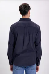 Camisa de hombre de micropana color azul marino, de manga larga con cuello abotonado y bolsillo en el pecho.