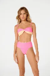 Bikini de dos piezas, con corpiño bandeau bicolor rosa y naranja, y bombacha tiro alto rosa.