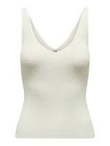 Top de punto color crema, con breteles anchos y escote en V.