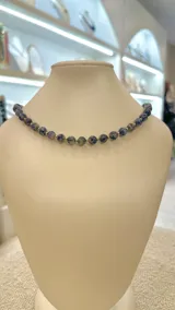 Collar corto de cuentas de piedra natural lapislázuli azul con detalles dorados y cierre marinero.