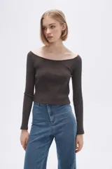 Remera marrón de corte ajustado, escote barco y mangas largas.