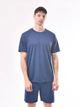 Remera azul de corte clásico y cuello redondo.