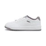 Championes Puma Court Classy blancos con detalles en lila en el talón y la suela.