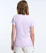 Blusa blanca de algodón con cuello en V, manga corta y bolsillo frontal.