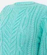 Suéter de tejido de punto color turquesa, con cuello redondo, mangas largas abullonadas y puños ajustados. Presenta un patrón de trenzas y espigas en el cuerpo y mangas.