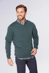 Sweater negro de tejido de hilo liviano 100% algodón, con cuello en V y logo bordado en el pecho.