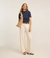 Blusa marrón de ribana con cuello medio, mangas cortas con dobladillo y estampado de rayas horizontales blancas.