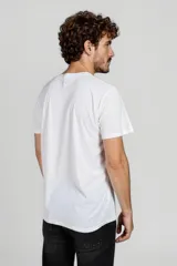 Remera celeste de algodón, manga corta y cuello redondo.