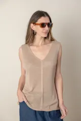 Blusa musculosa italiana tejida en lino y viscosa, color beige, con escote en V.
