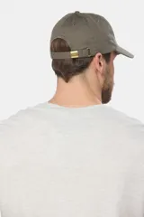 Gorra de béisbol azul de lona con logo en el frente.