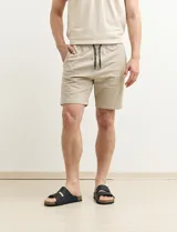 Bermuda de gabardina color gris oscuro, corte recto y largo a la rodilla.