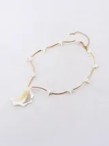 Collar dorado con dije de nácar irregular y cuentas de cristal.