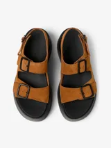 Sandalias marrones de cuero con plataforma negra y hebillas negras.