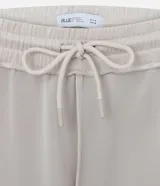 Pantalón recto color rosado, confeccionado en modal, con cintura elástica y ajuste por cordón delantero. Presenta una caída suelta en las piernas y bajo sencillo.