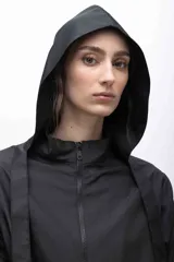 Capucha deportiva negra ajustable confeccionada en microfibra repelente al agua, con tiras para atar.