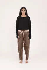 Pantalón de corte relajado y tiro alto, color gris con textura suave, que incluye un cinturón integrado anudado.