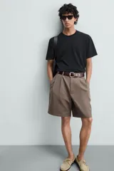 Camiseta blanca de algodón de peso medio, corte recto, cuello redondo y mangas cortas.