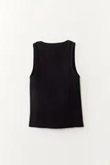 Musculosa negra de tejido rib con cuello redondo y sisas anchas.