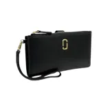 Cartera de pulsera Marc Jacobs negra de cuero suave con cierre de cremallera, logo dorado, correa de muñeca extraíble y múltiples compartimentos interiores para teléfono, efectivo y tarjetas.