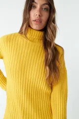 Sweater tejido negro de cuello alto y corte regular.