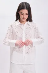 Camisa blanca de manga larga con broderie y cuello clásico.