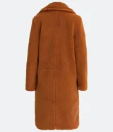 Campera larga de sherpa color marrón, con cuello solapa, cierre con botones y bolsillos laterales. Forro de poliéster.