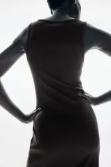 Vestido maxi de punto acanalado, color marrón oscuro, con escote en U y corte entallado.