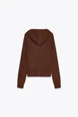 Chaqueta marrón de punto calado con capucha y manga larga. Cierre frontal con botones.