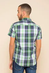 Camisa de manga corta con estampado a cuadros en tonos azul, rojo y blanco. Cierre con botones y tela ligera.