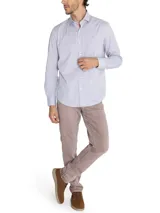 Camisa de manga larga celeste claro con cuello italiano y logo bordado en el pecho.
