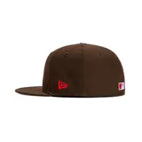 Gorro New Era 59FIFTY color marrón con logo de los Dodgers bordado en blanco en el frente y parche conmemorativo del 100 aniversario en el lateral.