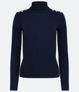 Blusa azul marino de punto con cuello alto, mangas largas y botones dorados decorativos en los hombros.