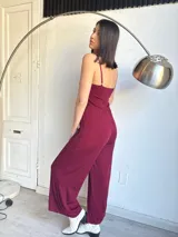 Mono largo azul marino de breteles finos, con escote cruzado y abertura en el abdomen.