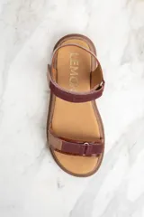 Sandalias de cuero marrón con tiras combinadas en cuero liso y con textura tipo cocodrilo.