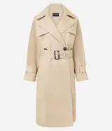 Trench coat largo color beige confeccionado en gabardina de algodón, con cuello solapa, cierre frontal abotonado, cinturón con hebilla, bolsillos laterales y trabillas en los puños.