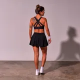 Bra negro sin acolchado, diseñado para entrenamiento, con ajuste cómodo.