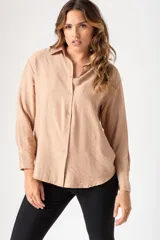 Camisa color camel de corte clásico, con botones de alta calidad y mangas largas.