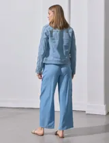 Campera de jean azul, marca Baccini, con cierre frontal, bolsillos delanteros y composición de 70% algodón, 26% poliéster, 3% rayón y 1% elastano.